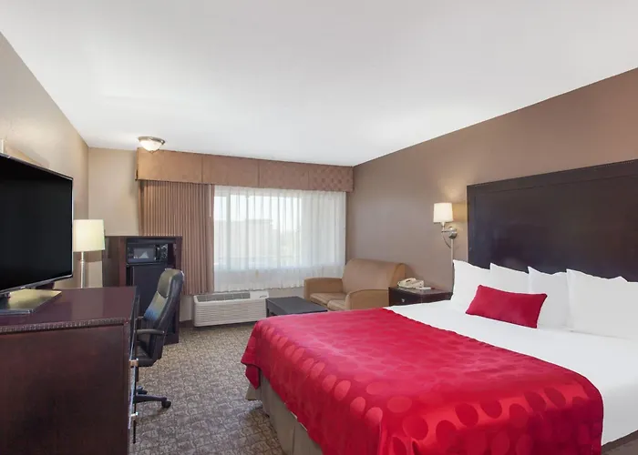 Ramada By Wyndham Fresno North Hotel