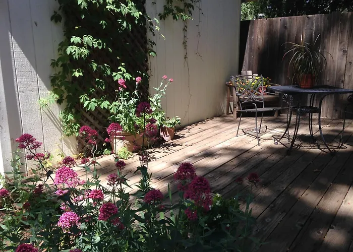 Backyard Garden Oasis Bed & Breakfast Middletown