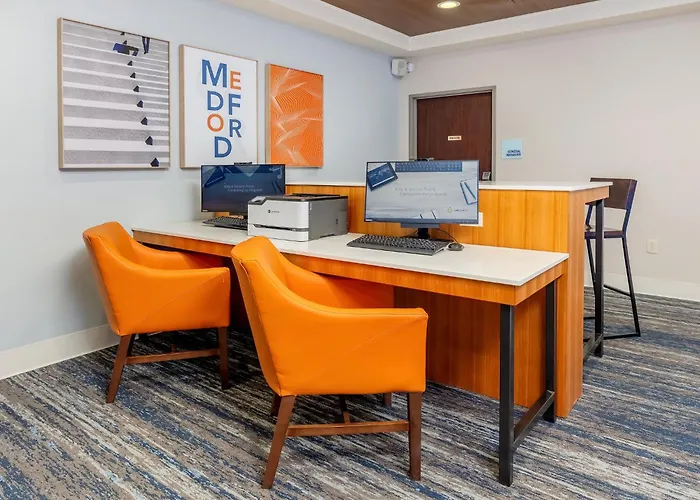 Holiday Inn Express & Suites Medford- By Ihg