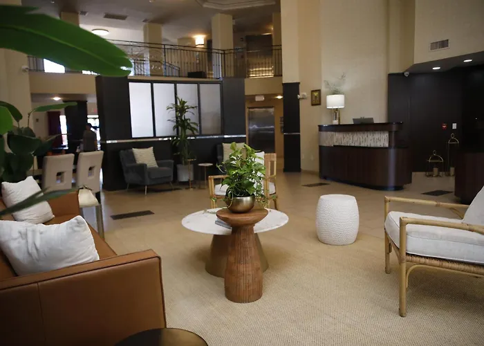 Holiday Inn Express & Suites Naples Downtown - 5Th Avenue By Ihg