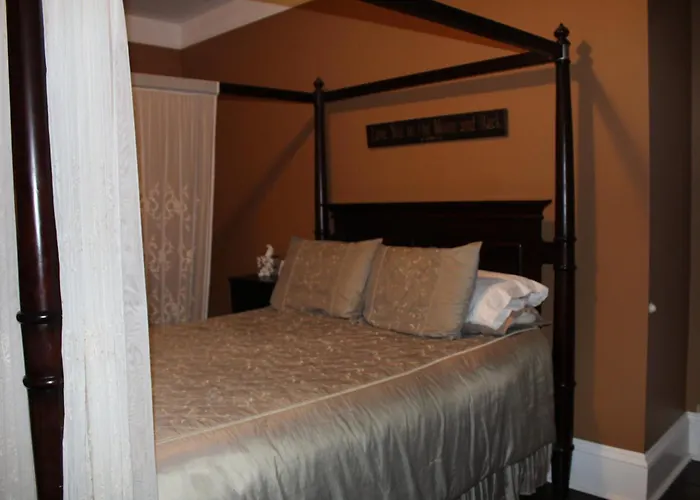 Monroe Manor Inn
