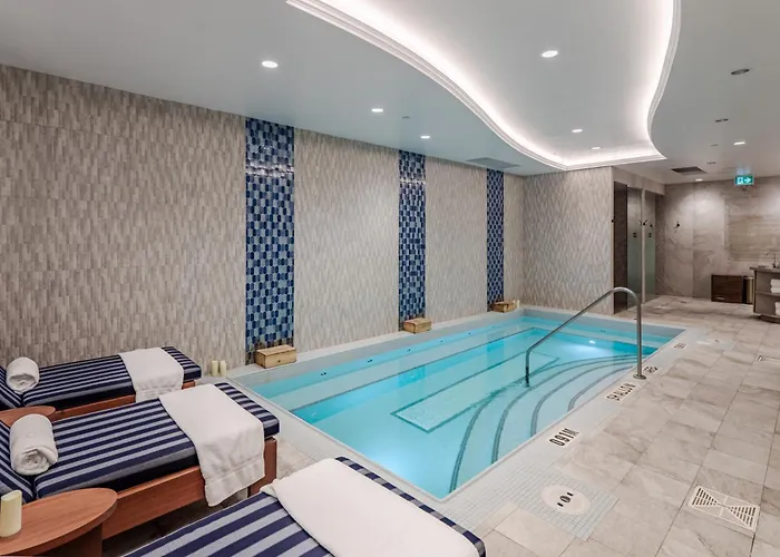 124 On Queen Hotel & Spa