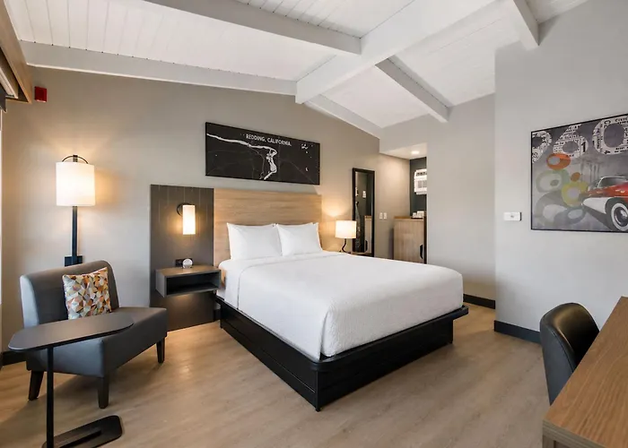 Thunderbird Lodge