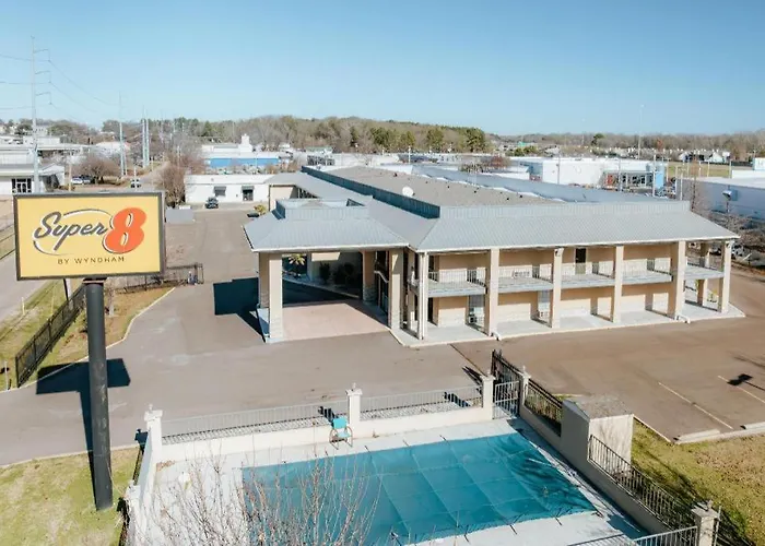 Super 8 By Wyndham Jackson Ms Near The Fairgrounds