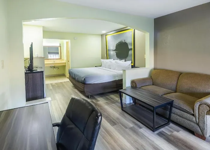 Super 8 By Wyndham Jackson Ms Near The Fairgrounds