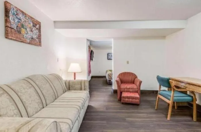 Econo Lodge Truman Inn
