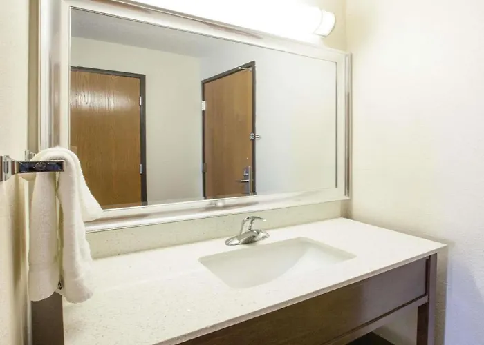 Baymont By Wyndham Auburn Hotel