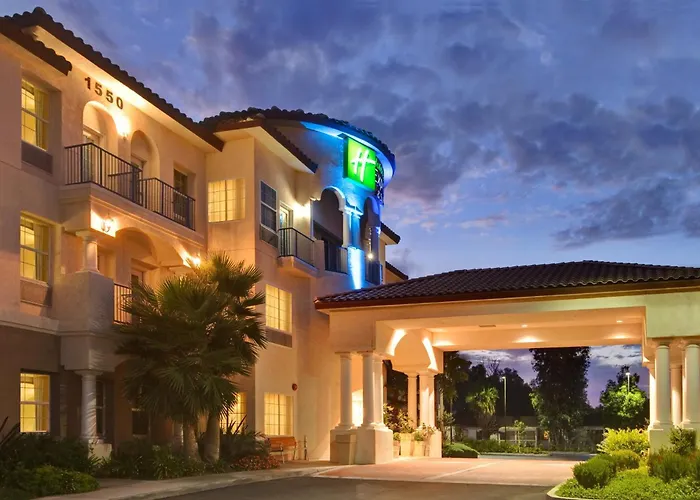 Holiday Inn Express & Suites By Ihg