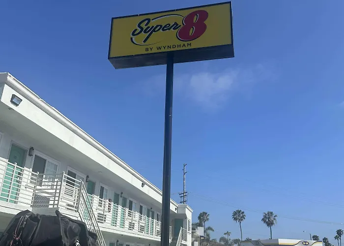 Super 8 By Wyndham Downtown