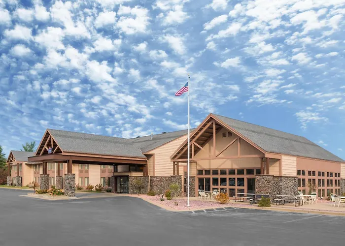 Coratel Inn & Suites By Jasper Black River Falls, Wi