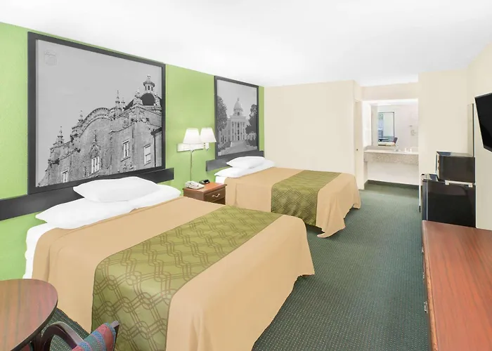 Super 8 By Wyndham Mobile Hotel