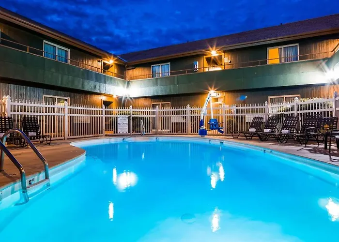 Rivertree Inn & Suites