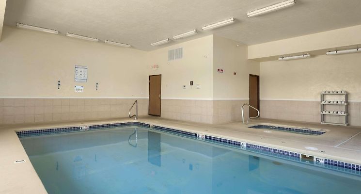 hotels in jefferson city mo with jacuzzi in room